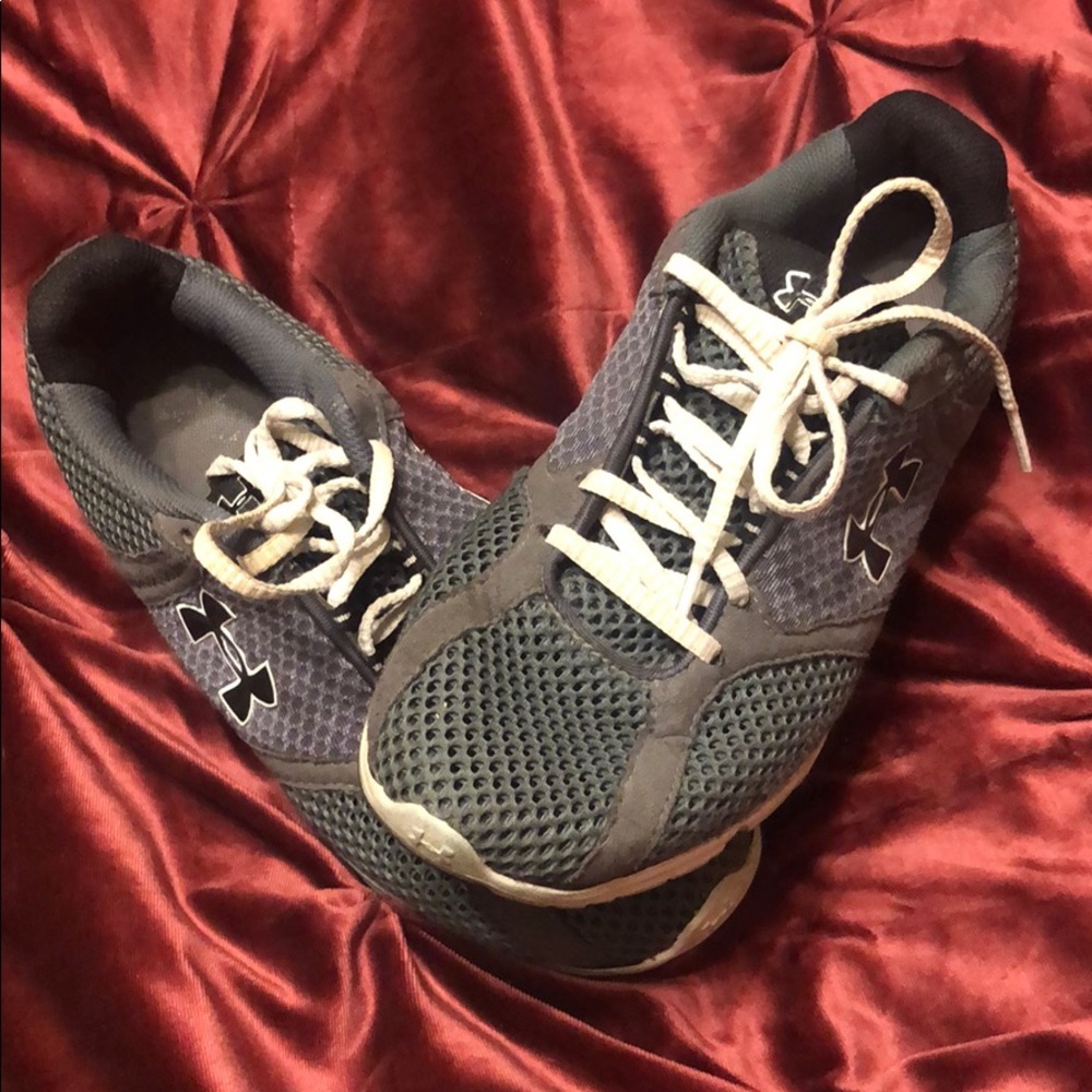 Men’s gray Under armour tennis shoes size 7.5
